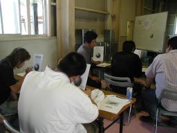 �����ΰ�̣�򤳤�ơ����Ω�δ������ɽ�����Ƥ����ͻҤǤ��� �ʤ��ʤ�����δݤߤ�Ф��Τ����ѤǤ��� �����������ޥ��������ʤ�����ˤ��Ĥ�ߤʤɤ�ɽ�����뤳�Ȥ�����ޤ���