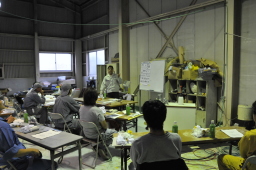 ���ֽ��γ��ϤǤ��� �ֻդθ���Ǥ��� ��夫��ϡ����ͥ��ȣɣ������Ҥο��ֻդˡ������Υ���������ˤĤ��ƹֵ�������ޤ����� ���Ƥϡ����ԤΥ��������ץ졼�������ħ�ȥ��쥿����������դ�����ο侩���������������ޤ�����